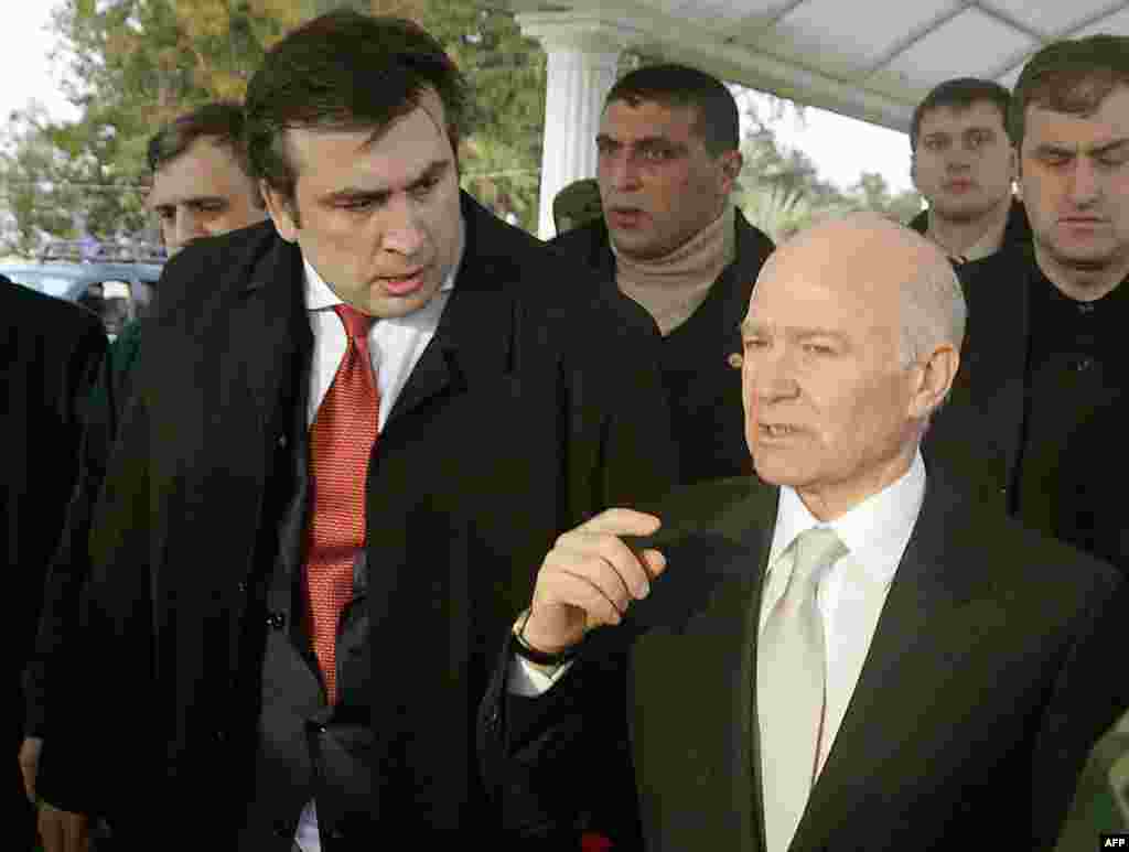 Președintele georgian Mikheil Saakashvili discutînd cu liderul regiunii autonome Ajara, Aslan Abashidze, la o întîlnire la Batumi, la 18 martie 2004. Abashidze, un fost lider al Partidului comunist, a condus Ajara ca pe fieful său personal, timp de mai bine de un deceniu, dar a abandonat puterea și a fugit din Georgia în mai 2004; un gest considerat o victorie majoră pentru Saakashvili.