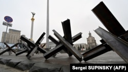Протитанкові конструкції на Майдані Незалежності у Києві, 2 березня 2022 року