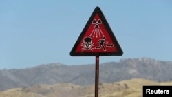 Pluhuri radioaktiv dhe tymi i "bombave ndotëse" mund të përhapen larg dhe janë të rrezikshëm nëse thithen pranë epiqendrës së shpërthimit. Fotografi ilustruese
