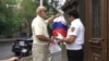 Гражданский активист Вардгес Гаспари возле офиса РПА в Ереване, 1 августа 2018 г.