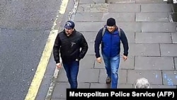 На кадрах – два предполагаемых отравителя Скрипалей на западе Лондона. 4 марта 2018 года.