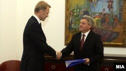 Архивска фотографија: Евроамбасадорот Аиво Орав му го предава Извештајот на Европската комисија за напредокот на Македонија на претседателот Ѓорге Иванов. 