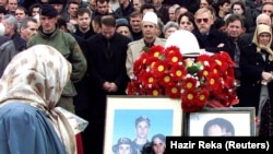 Homazhe në Prishtinë për vëllezërit Bytyqi. Shkurt, 2002.
