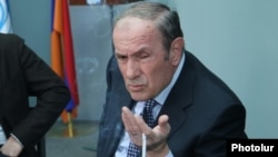 Armenia - Opposition leader Levon Ter-Petrosian at his election campaign headquarters in Yerevan, 2Apr2017.