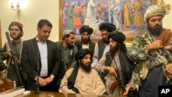 Luftëtarët talibanë në dhomën e presidentit afgan, Ashraf Ghani, 15 gusht 2021.
