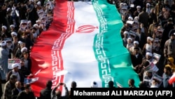 Disa iranianë duke festuar me flamurin e shtetit të tyre.