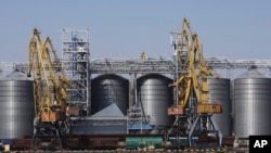 За даними міністерства, зараз у портах Одеси, Чорноморська та Південного перебувають під завантаженням 23 судна