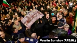 Акция протеста возле Национального театра Болгарии в Софии против спектакля «Оружие и человек» в постановке Джона Малковича, 7 ноября.