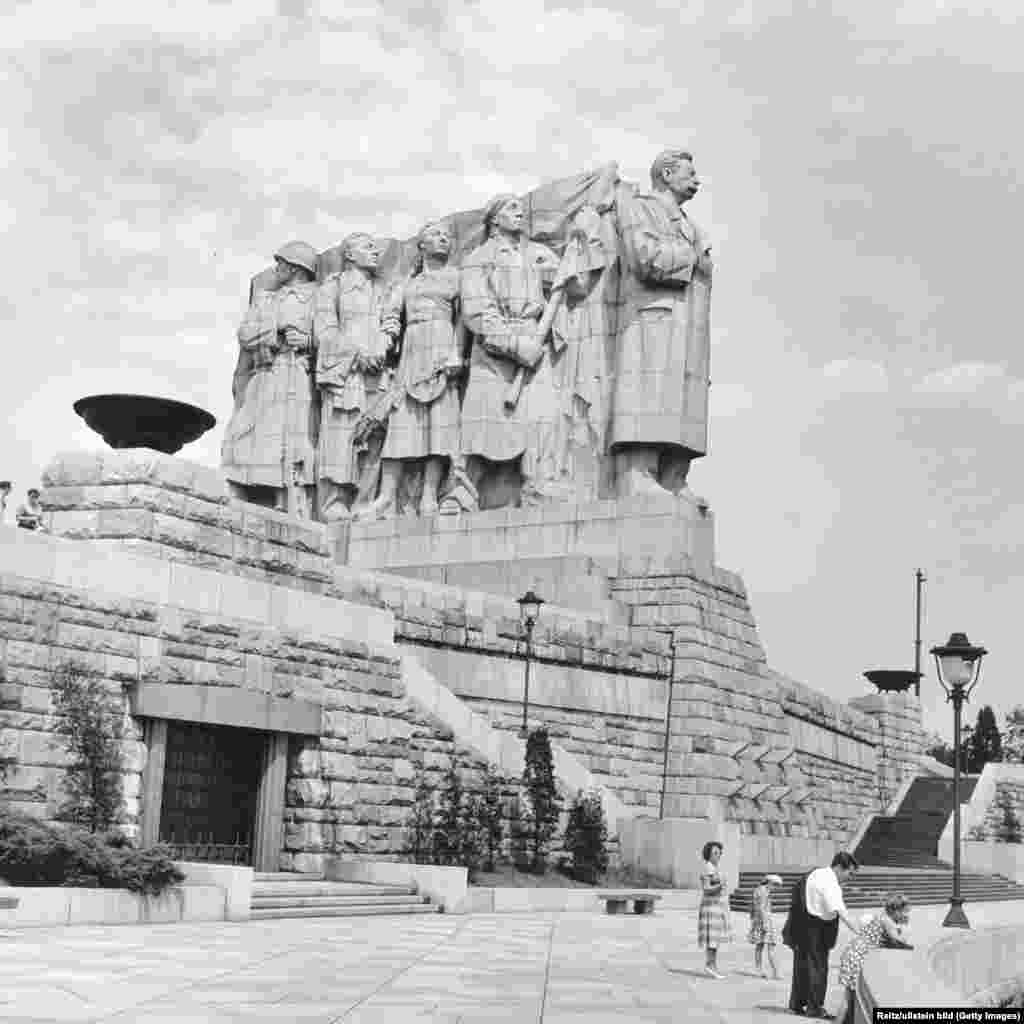 Monumenti i Stalinit në verë të vitit 1960. Ai qëndroi aty nga viti 1955 deri më 1962, kur u shkatërrua në mes të përpjekjeve për "destalinizimin" e Bashkimit Sovjetik.