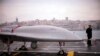 Војник на морнарицата стои до борбено беспилотно летало Bairaktar TB3 (UCAV) на турскиот амфибиски јуришен брод TCG Anadolu L400, во Истанбул (20 април 2023 година).