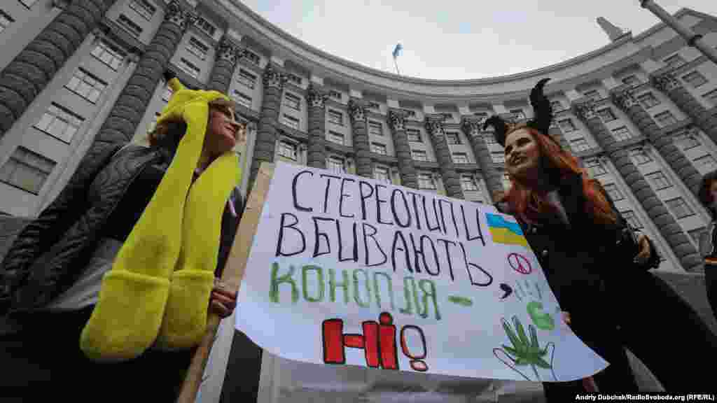 Активісти під час «Конопляного маршу» з вимогою легалізувати медичне використання канабісу. Київ, 26 жовтня 2019 року ПЕРЕГЛЯНЬТЕ ФОТОГАЛЕРЕЮ