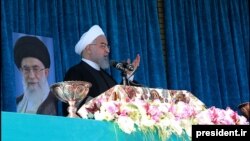 حسن روحانی، رئیس‌جمهوری ایران در جمع شماری از مردم رفسنجان، سخنرانی می‌کند