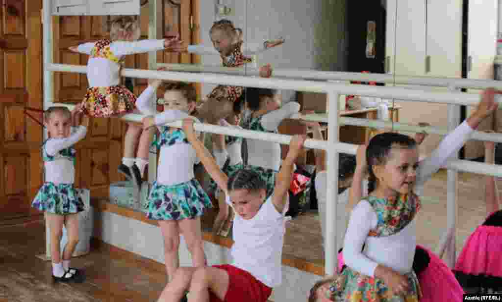 Оренбур өлкәсе Каргалы авылының "Эра" төркеме биючеләре