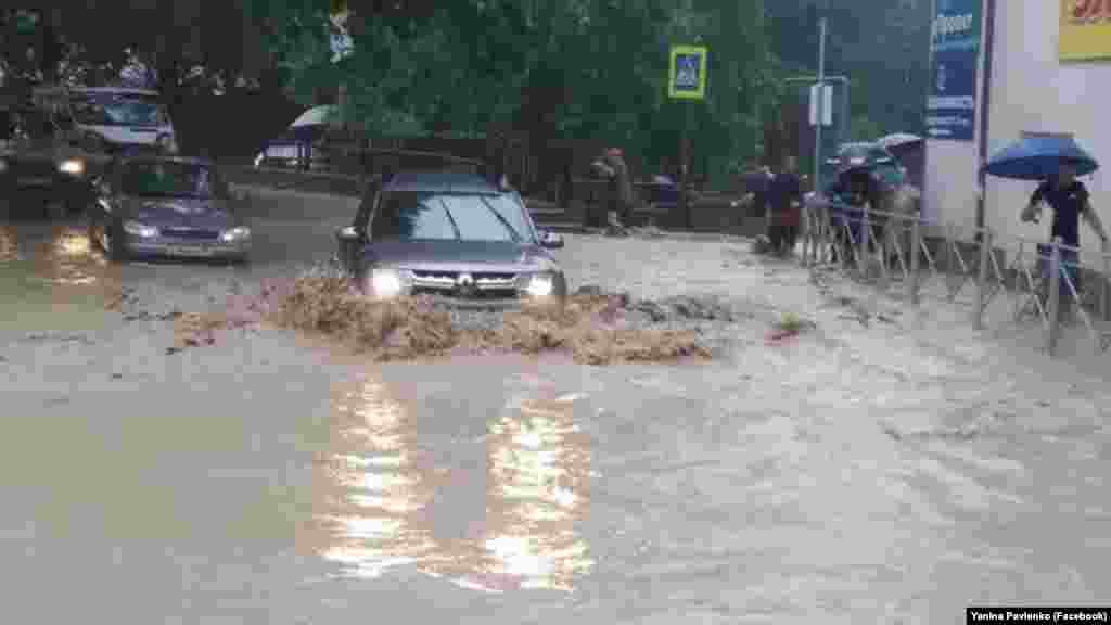 Зараз в&#39;їзд в місто закритий через сильні потоки води, які зносять навіть автомобілі