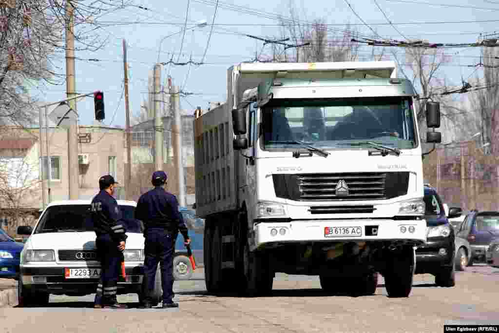 Мыйзам боюнча шаардагы негизги жолдордон оор жүк ташуучу унаалар өтпөшү керек. 40 тонналык "Хово" Лермантов көчөсүндө. 