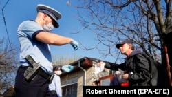 Poliția controlează declarația care justifică prezența pe stradă a oamenilor, pe fundalul pandemiei de coronavirus, București, aprilie 2020.