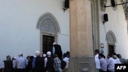 Muslimanski vernici ispred džamije u Prištini - ilustracija