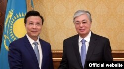 Қазақстан президенті Қасым-Жомарт Тоқаевтың (оң жақта) Қытай елшісі Чжан Сяоны Ақордада қабылдаған сәті. Нұр-Сұлтан, 28 тамыз 2019 жыл.