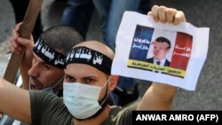 A libanoni radikális iszlamista Tahrir párt tagja tüntet a francia elnök ellen Libanon fővárosában, Bejrútban, 2020. október 30-án.