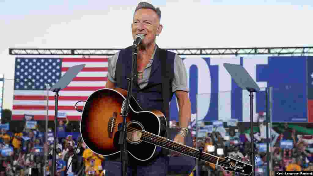 Bruce Springsteen a Kamala Harris mellett tartott nagygyűlésen az amerikai Georgia államban, Atlantában 2024. október 24-én. A georgiai gyűlésen mintegy huszonháromezer ember vett részt, akik nem biztos, hogy a zenész miatt érkeztek. A fő vonzerőt Harrisen kívül Barack Obama volt elnök jelenthette, aki egyébként rajongója és barátja Springsteennek – írja a The New York Times