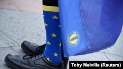 Un demonstrant anti-Brexit în fața Parlamentului britanic la Londra, 26 noiembrie 2018