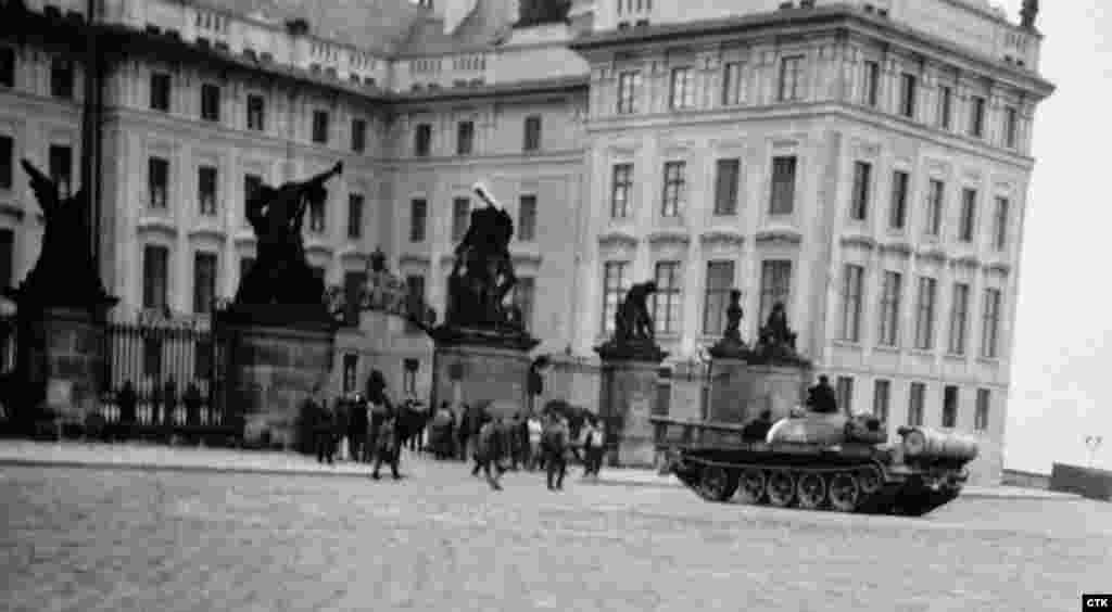 21 августа 1968 года. Площадь перед Пражским Градом. 