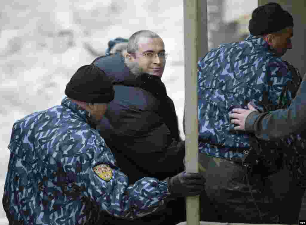 Вскоре после ареста. Михаил Ходорковский в Басманном суде Москвы. Декабрь 2003 года