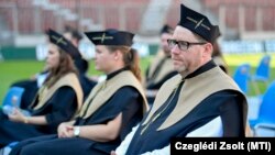 A médiatudomány mesterszakon végzett Szöllősi György, a Magyar Sportújságírók Szövetségének (MSÚSZ) elnöke a Debreceni Egyetem tanévzáró ünnepségén, a debreceni Nagyerdei Stadionban, 2020. július 4-én. 