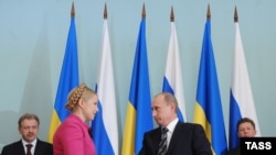 Росія, 19 січня 2009 року. Цього дня було підписано контракти про транзит російського газу до Європи через Україну і постачання газу українським споживачам. На передньому плані Юлія Тимошенко і Володимир Путін.