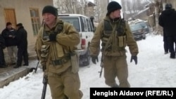Сохтун жанындагы Чарбак айылында коопсуздук чаралары дале күчөтүлгөн абалда, Баткен. 16-январь, 2013.