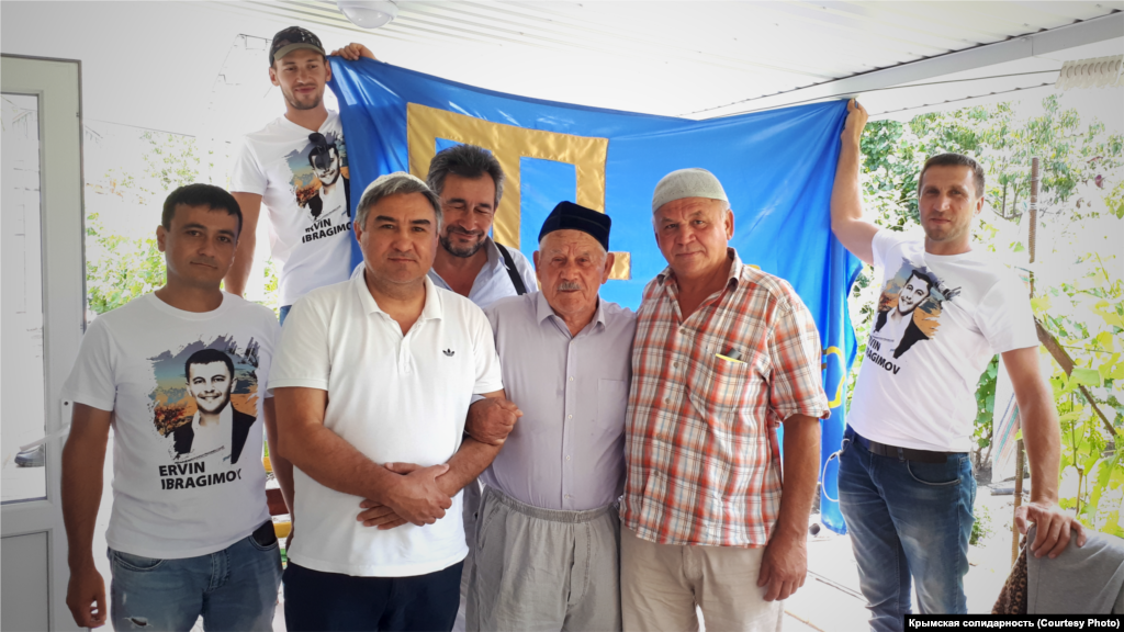 2020 senesi iyün ayı. Qırımtatar faalleri qırımtatar milliy areketiniñ iştirakçisi Ceppar Abducemilevniñ evinde. Olarnıñ ziyareti Baraq kününen bağışlanğa marafonı çerçivesinde edi 