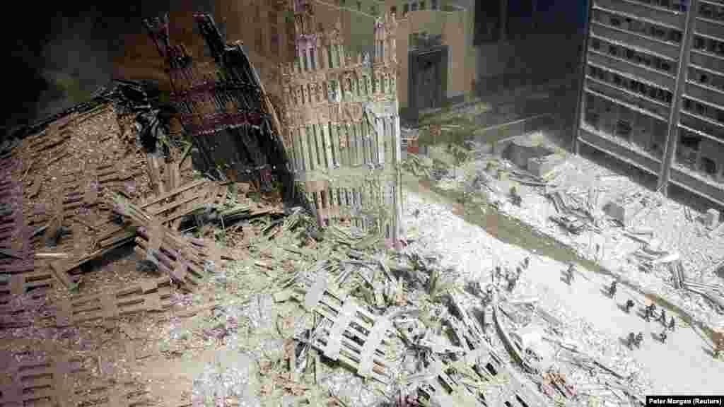 Tűzoltók dolgoznak a törmelék között a déli torony tövében a World Trade Center összeomlása után. A mentőalakulatok szeptember 23-ig keresték a túlélőket a később Ground Zerónak vagy The Pile-nak (Halom) is nevezett területen. A Ground Zero kifejezés eredetileg a nukleáris robbanás helyszínének leírására szolgált, később bármilyen drámai vagy erőszakos esemény helyszínére használták