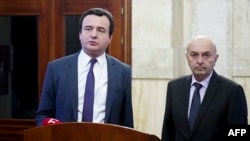 Albin Kurti dhe Isa Mustafa më 2 shkurt, ditën kur njoftuan se kanë arritur marrëveshje për bashkëqeverisje.