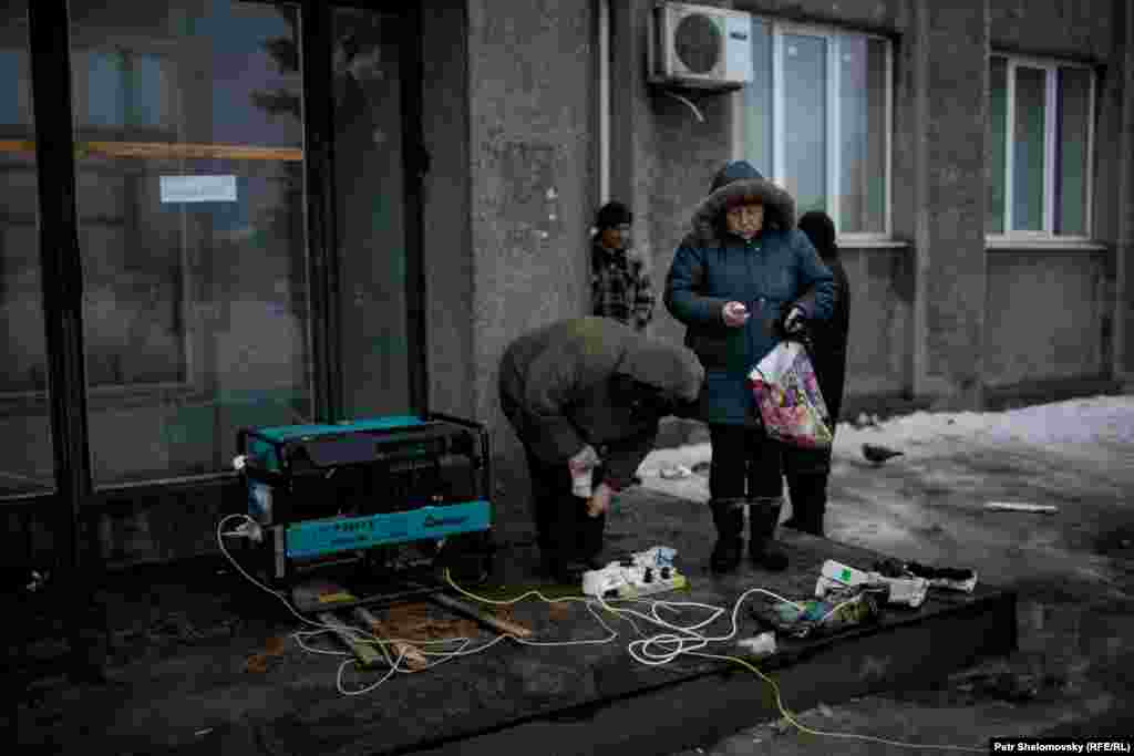 Чтобы зарядить мобильные телефоны, местные жители используют дизельный генератор. 