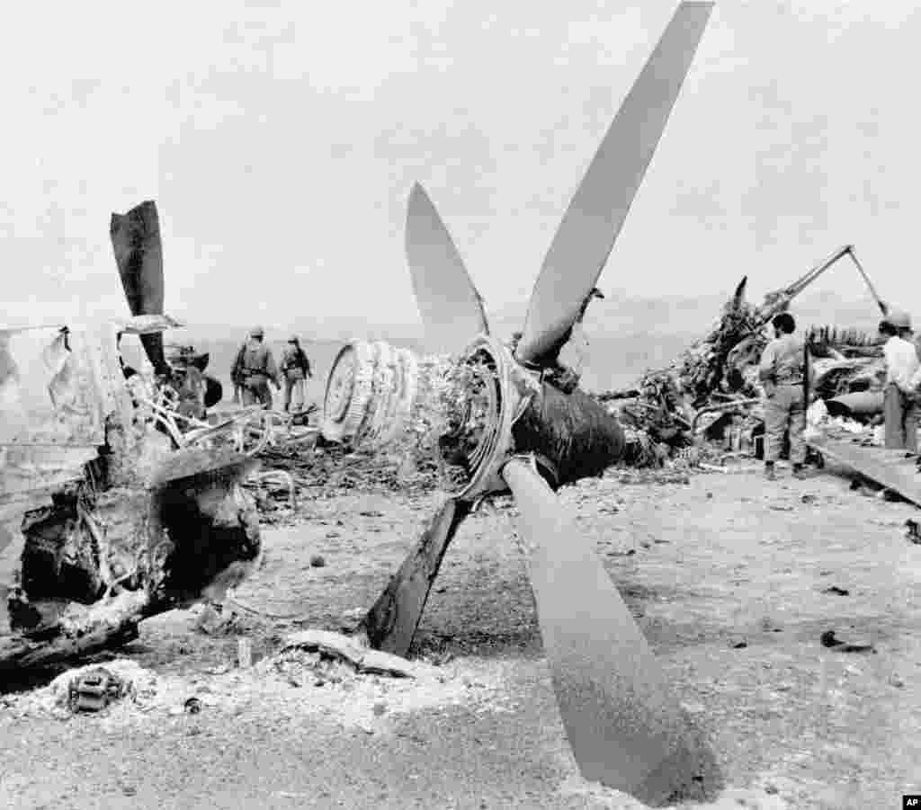 26 апреля 1980 года. Иранские войска обследуют обломки американского самолета C-130 &quot;Геркулес&quot; в пустыне Деште-Кевир в 500 километрах от Тегерана. Во время операции по освобождению заложников вертолет RH-53 столкнулся с грузовым самолетом. В ходе операции возникли проблемы с техникой. Более того, в пустыне началась песчаная буря, видимость была минимальной. Командование рекомендовало Картеру отменить операцию, что он и сделал. Столкновение произошло после его приказа. Винт вертолета зачерпнул песок, полностью уничтожив видимость. В 1980 году Картер проиграл на выборах. Свое поражение он объяснял именно неудачной операцией по освобождению заложников.&nbsp;