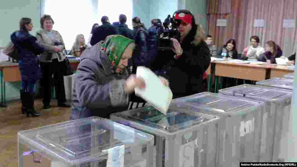 Украина Орталық сайлау комиссиясының мәліметі бойынша, биылғы парламент сайлауына алты мыңнан аса кандидат тіркелген. Сайлауға елдегі 29 саяси партия түсіп отыр. Суретте: Киевтегі сайлау учаскесіне дауыс беріп жатқан сайлаушы. 26 қазан 2014 жыл.