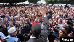 Мелкие и средние предприниматели во время акции протеста перед зданием правительства, Ереван, 2 октября 2014 г.