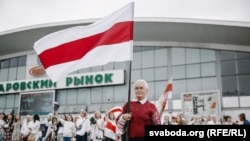 Нина Багинская бейбіт наразылық акциясында ту ұстап тұр. 22 тамыз, 2020 жыл.