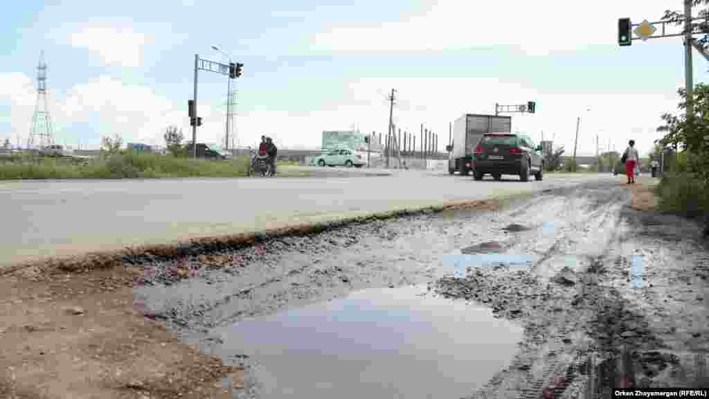 Ал Есілдің оң жағалауындағы жолдар бірнеше жылдардан бері жөндеу көрмегені байқалады. Жол жиегіне жиек тас қойылмаған, жаяу жүргіншілерге арналған жолдар салынбаған, барлары тозған. Силикатный шағын ауданы. Астана, 21 шілде 2017 жыл.