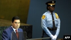 Türkmenistanyň prezidenti G.Berdimuhamedow BMG-niň Baş Assambleýasynda teklipler bilen çykyş edýär. Nýu-Ýork. 23-nji sentýabr, 2009.