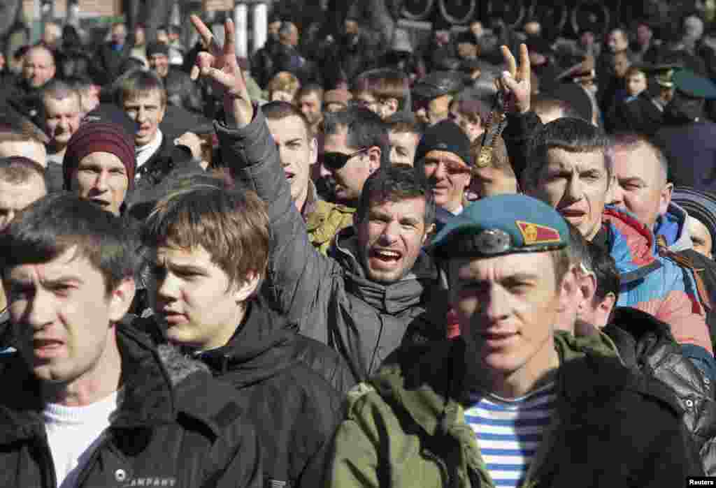 Үзәк мәйданда кырымтатарлары митингы барганда, урыс оешмалары Кырым Югары Радасы алдында үз җыенын үткәрде.