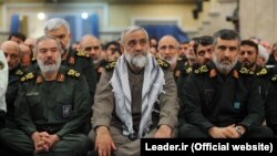 محمدرضا نقدی، معاون هماهنگکننده سپاه پاسداران (وسط) تهدیدهایی جدید علیه کشتیرانی در آبراههای جهانی بیان کرده است