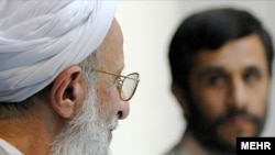 آیت‌الله محمدتقی مصباح یزدی در کنار محمود احمدی‌نژاد 