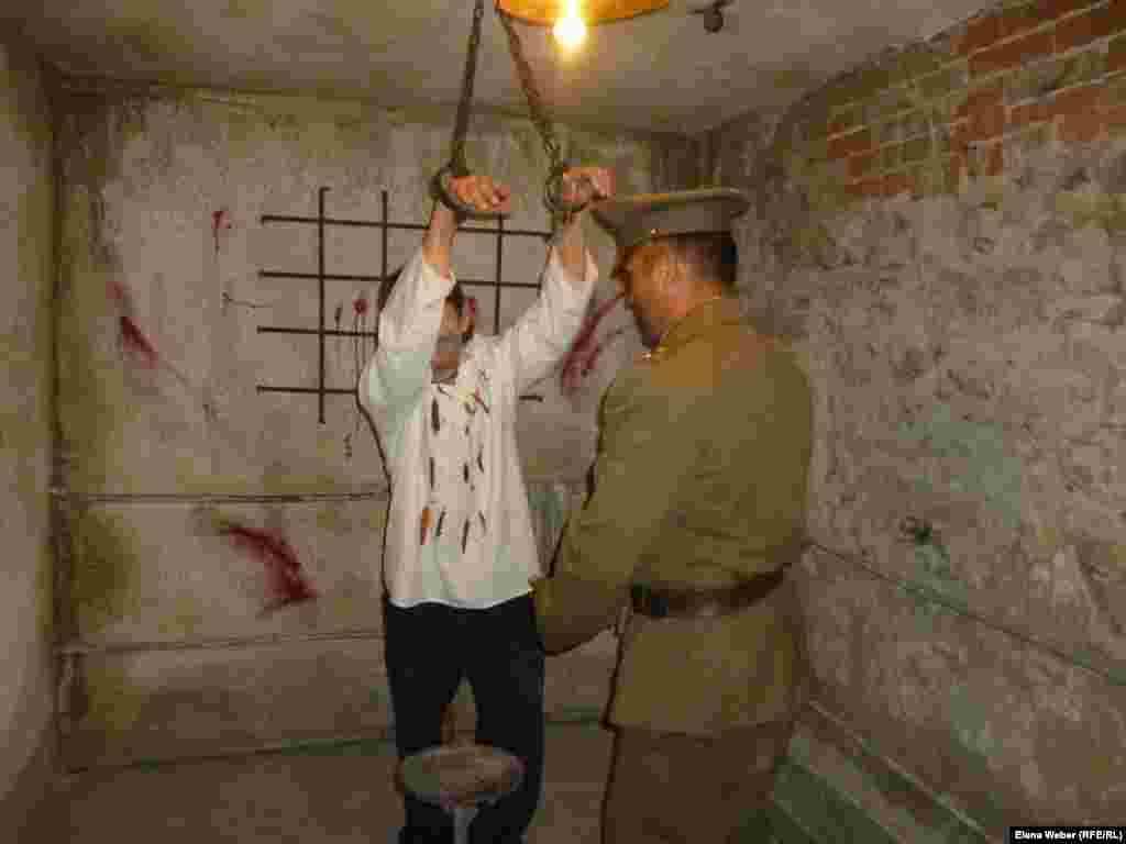 Азаптау камерасы. Музей қызметкерлері сомдаған "Карлаг тұтқынын" "НКВД тергеушісі" қинап жатыр. Кейде адамдарды осылай азаптап "мойындатқан". "НКВД офицерінің" "Ұйықтама, ұйықтама деймін" деген сөздері қонақтарды шошытты.