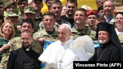 Папа Римський Франциск особисто привітав делегацію українських військових, які взяли участь у загальній папській аудієнції на площі Cвятого Петра у Ватикані, 22 травня 2019 рок