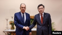 Міністр закордонних справ Китаю Цінь Ган (п) зі своїм російським колегою Сергієм Лавровим на полях зустрічі очільників МЗС країн G20 у Нью-Делі, Індія, 2 березня 2023 року