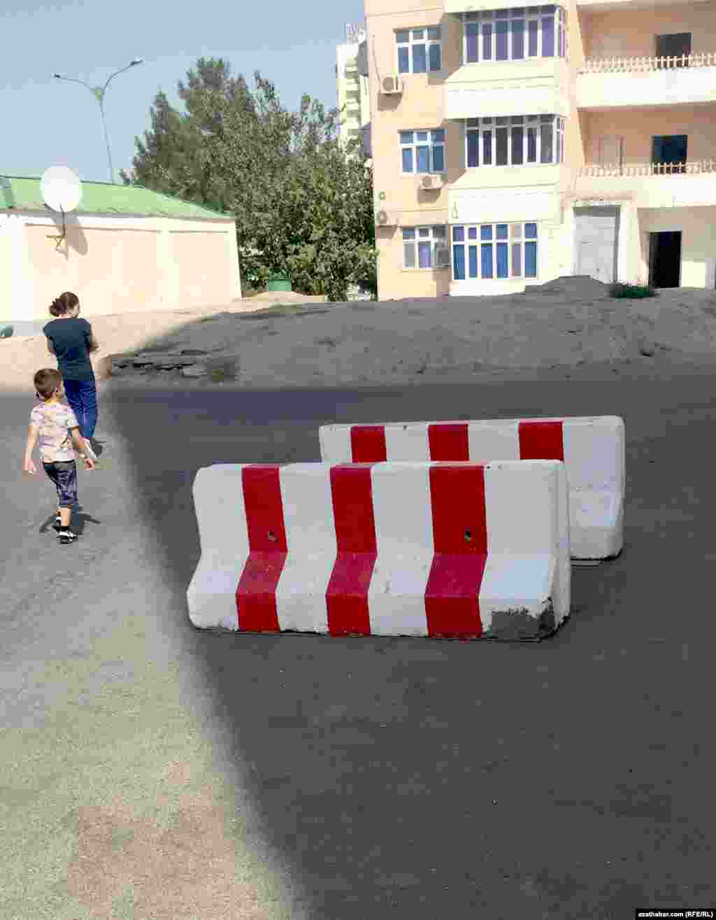 На улицах микрорайона установлены бетонные плиты. 
