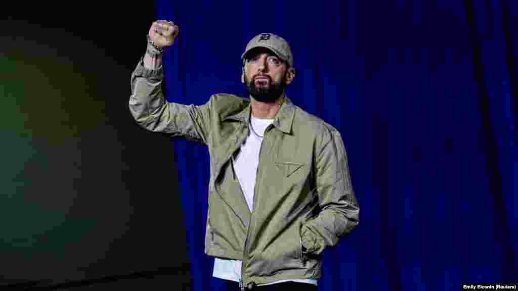Eminem színpadra lép, hogy bemutassa Barack Obama volt amerikai elnököt a demokrata elnökjelölt Kamala Harris kampányrendezvényén a michigani Detroitban október 22-én. Eminem rajongótáborának és Trump támogatóinak egy része, a fehér munkásosztálybeli amerikaiak átfedésben lehetnek, de a rapper azt nyilatkozta, nem érdekli, ha Harris támogatásával veszít a népszerűségéből