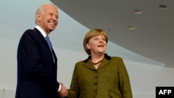 Cancelarul Angela Merkel și vicepreședintele SUA, Joe Biden, la Berlin, în februarie 2013