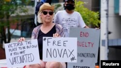 Un protest în fața Hotelului Park unde este carantinat jucătorul de tenis Novak Djokovici. Autoritățile australiene i-au anulat viza și, implicit participarea la Australian Open, pentru că nu este vaccinat.